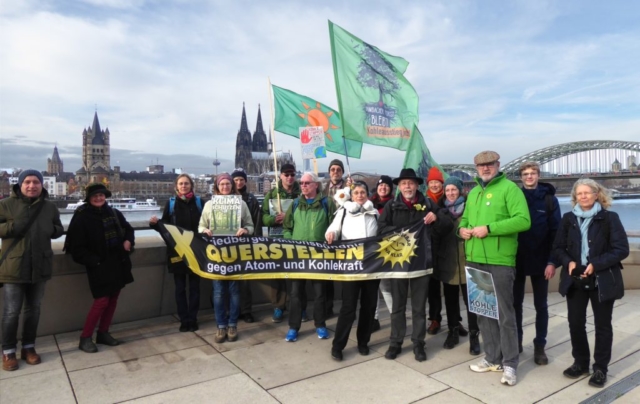 Vor Rhein und Stadtsilhouette