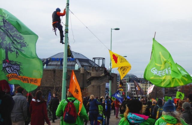 Kletterer begrüßten die TeilnehmerInnen auf der Rheimbrücke