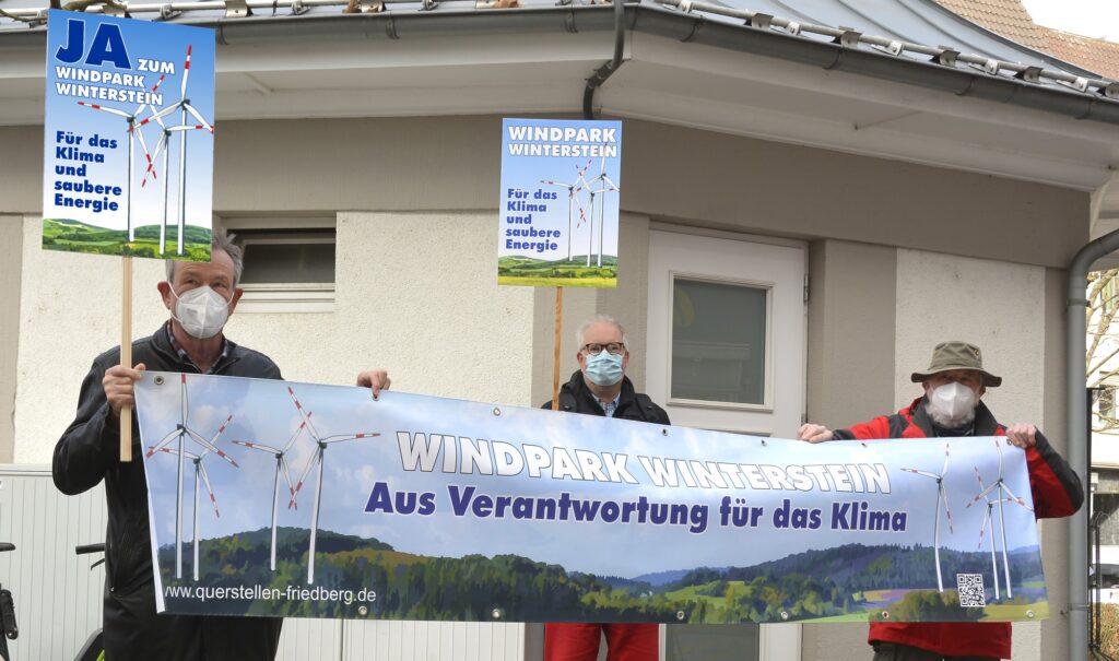 Teilnehmer der Mahnwache mit Banner und Plakaten