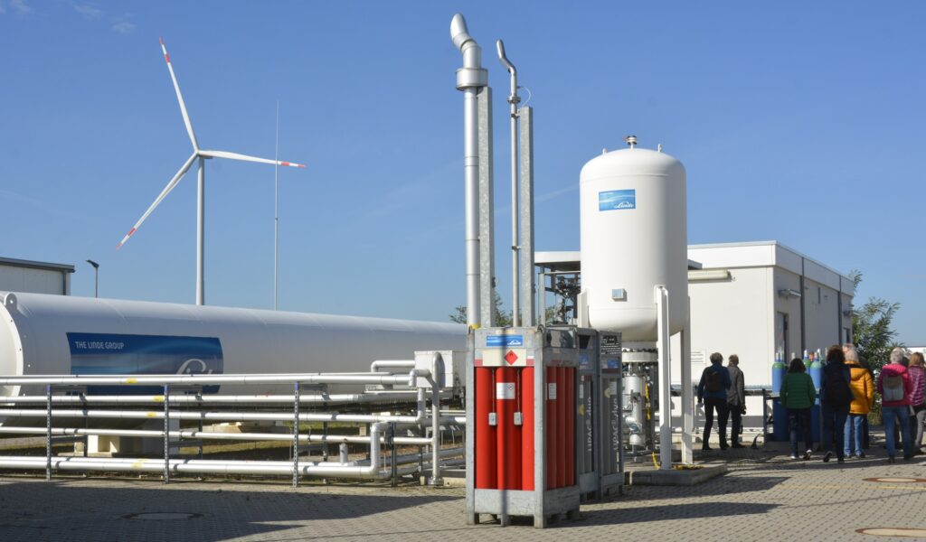 Besichtigung des Energieparks Mainz, links ein Wasserstofftank