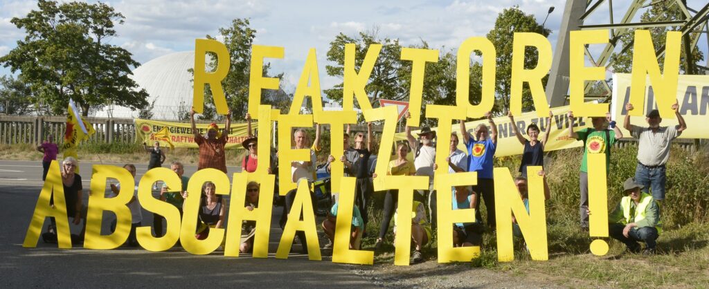 Demonstration gegen die Laufzeitverlängerung vor dem AKW in Neckarwestheim