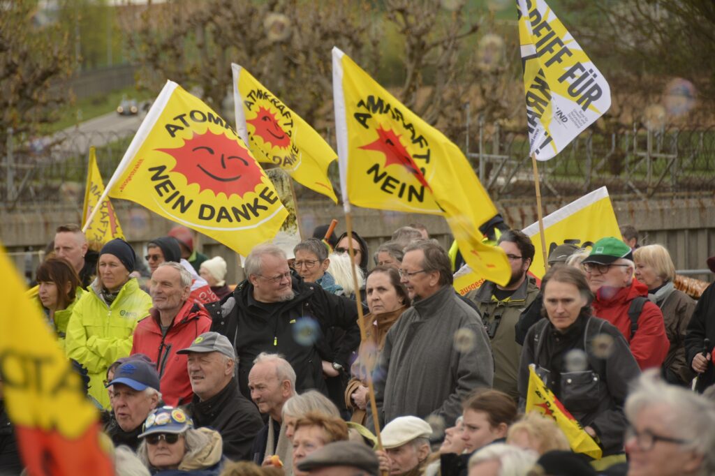 Anti-Atom-Fahnen vor dem AKW-Gelände