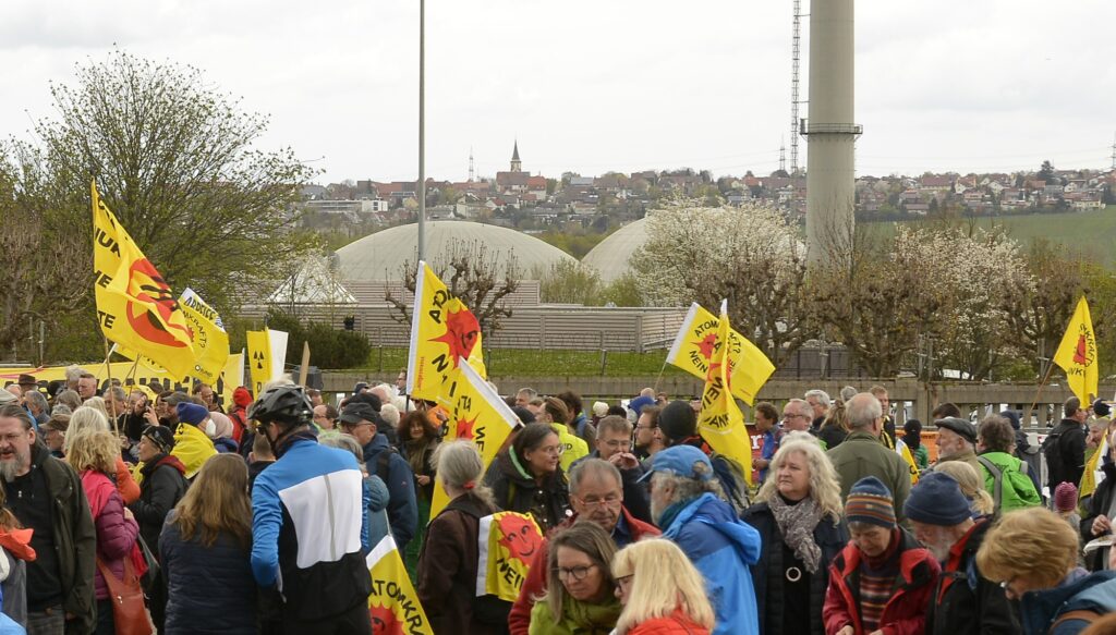 AtomkraftgegnerInnen vor dem AKW Neckarwestheim