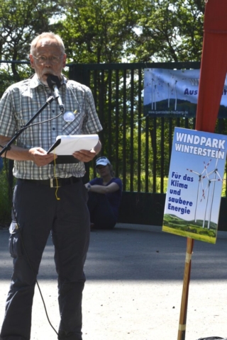 Sein Namensvetter Hans-Dieter Wagner vom Windpark-Bündnis begrüßte die Anwesenden und kündigte die zahlreichen RednerInnen an.